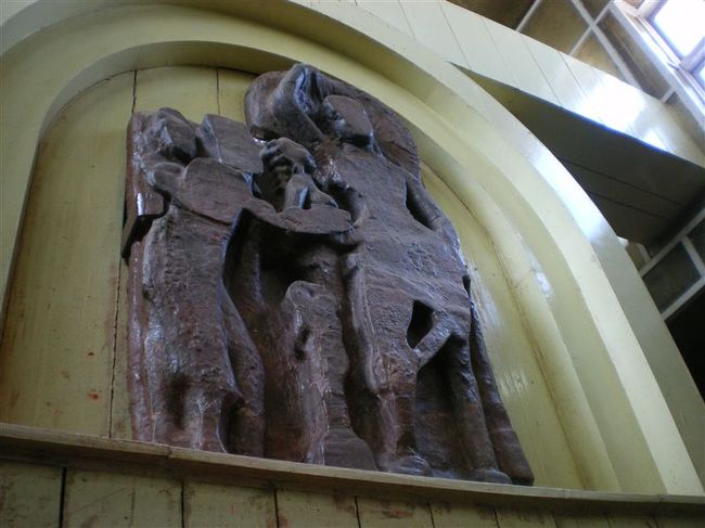 この遺跡から同じく発掘されたブッダの誕生像が、マークストーンの上に設置されているが、よく見ると石像のブッダの顔やマーヤー夫人の顔は完全に削り取られている。15世紀以降この地を支配したイスラム教徒の仕業であるらしい。