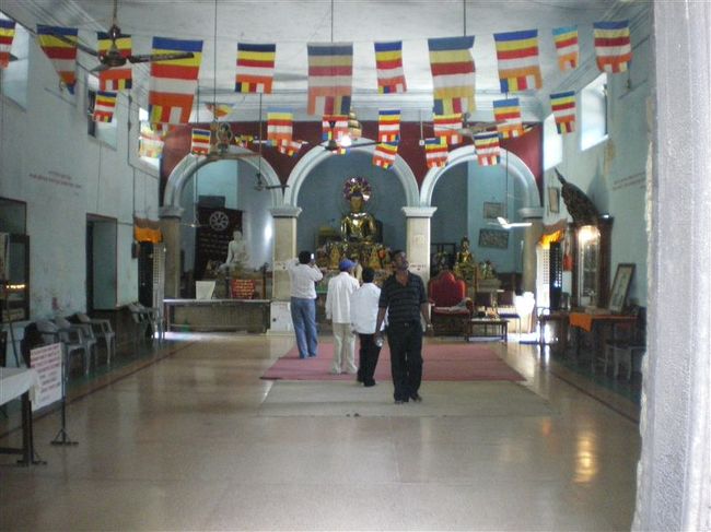 本堂にはブッダ誕生像の大理石のレプリカがある。