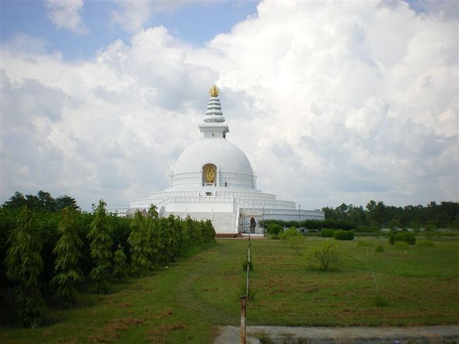 新ルンビニ村にある、日本山妙法寺。<br />この日本山妙法寺は、ルンビニだけではなく、ポカラにもあった。<br />日本人の方が仏像の工事をしていた。<br />いきなり日本語で話しかけてきたので、びっくりした。<br /><br />