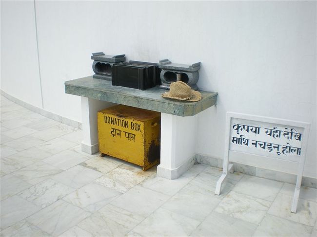 日本の寺ということでお賽銭をはずみました。<br /><br />写っている帽子は昔タイのナイトマーケットで購入してから海外旅行の際は愛用している麦藁帽。