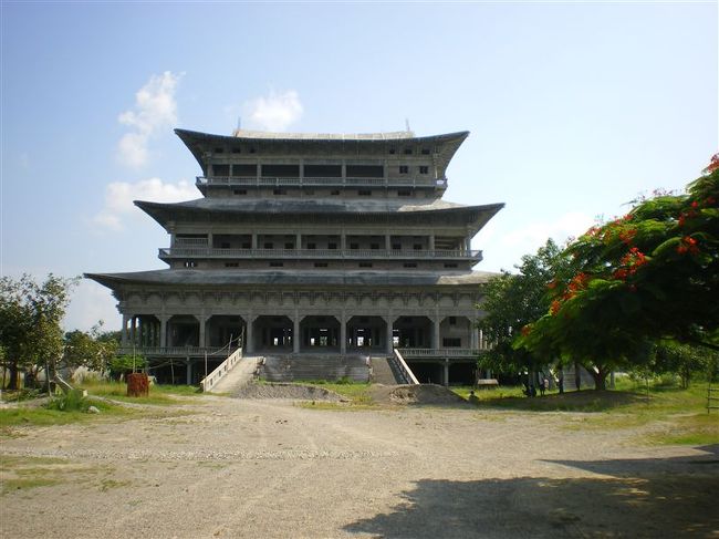 無意味に寺めぐり。<br />意地で全部の国の寺を巡ろうとしたが、これが大変。<br />暑いし、道がぬかるんでいてなかなか移動しずらい、さらにお昼過ぎなのに水以外なに一つ口にしていなかったので低血糖気味でフラフラした。<br /><br />写真は韓国寺。。だったはず。
