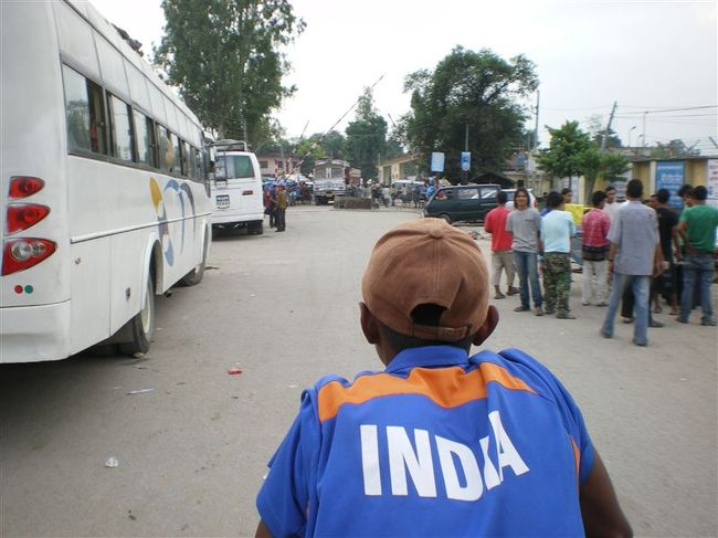 翌日の朝、バスでバイワラまで戻り、インドへの国境越えのため少年が運転するリキシャに乗り込み国境を目指す。<br />