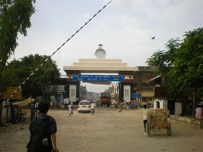 国境。<br />緩い雰囲気で、注意しなければスタンプを押してもらうイミグレを見落としてしまうかも。