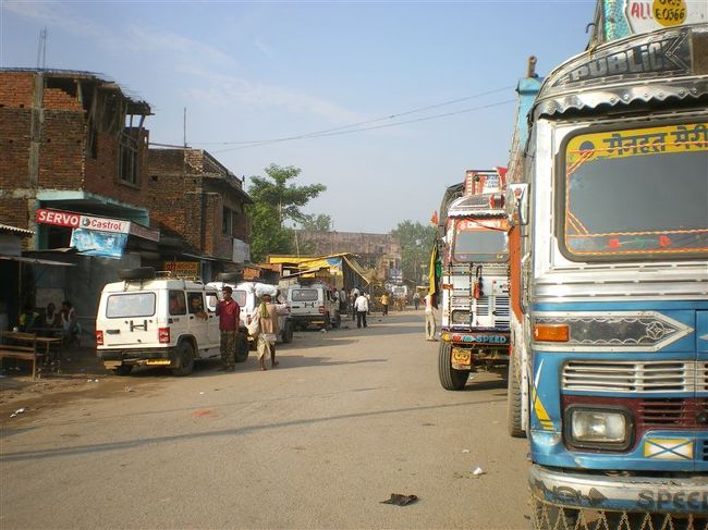 何時間まってもバスはやって来ない。。<br />しかもツアーバスと言われていたのに、ローカルバスっぽい。。<br />この頃はまだ騙されたという実感はなかった。<br />