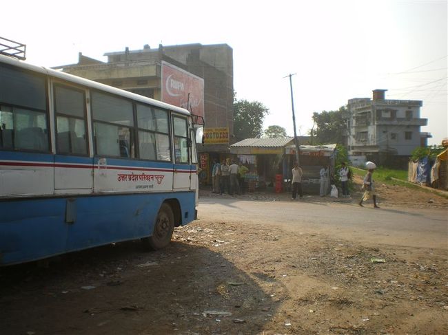 バラナシまで最悪のぼったくりバス旅行が待っていた。。<br />思えば、最初の旅行会社からしてグルだったのか。。