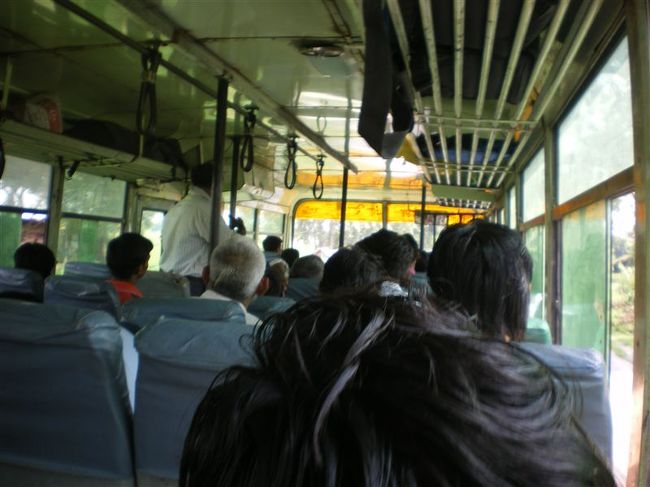 一体何時間乗ればバラナシへ着くのだろうか。。<br /><br />朝早くから出て、バラナシに着いたのは日が沈んだ午後８時くらいでした。<br /><br />