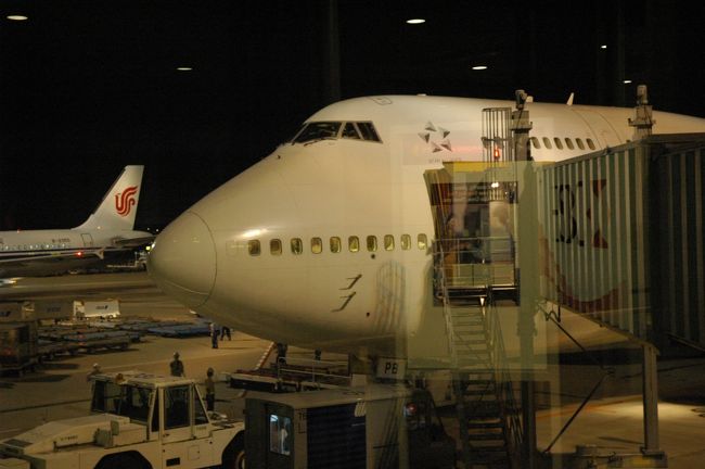 ネパールって、やっぱり日本からは遠いです。ほとんどインドですからね。関西空港からは直行便が週二回でているそうですが、今回は成田からシンガポール航空で一旦、シンガポールに入り一晩空港で泊まってトランジット、翌朝カトマンズに向かうというルートでした。<br />成田→シンガポールが、約7時間。シンガポール→カトマンズが約5時間です。