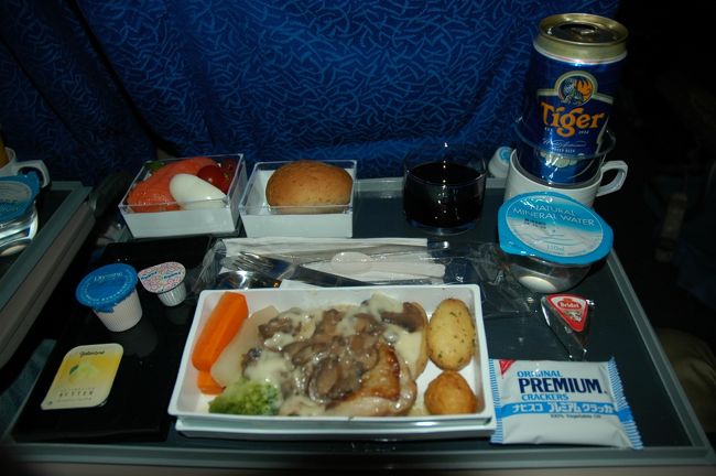 機内食が大好きのワタクシ。苦手のヒトもいるようですが、世界一うまいと評判のシンガポール航空のは別じゃないでしょうか。エコノミーでも全席テレビ付きのシートにサービスも抜群。料理ももちろんですが、ちゃんと冷えたタイガービールがウメーッ！！