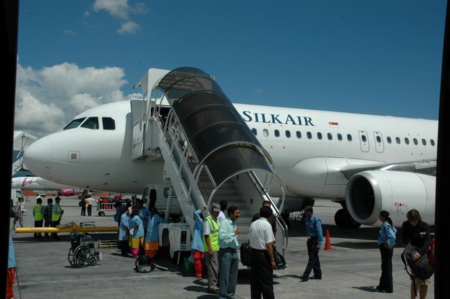 シンガポールで一夜を明かし、翌朝は「シルクエアー」でカトマンズへ出発。シルクエアーはシンガポール航空の子会社です。格安航空ではないですが、スクリーンの映画もなくて5時間の搭乗はちょっと退屈ぎみでした。