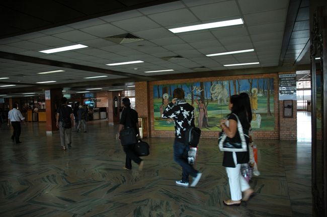 ようやくカトマンズに到着。ネパールは電力事情があまり良くないらしく空港内も薄暗いです。壁に描かれているのはヒンズー教の教えをあらわす絵画です。