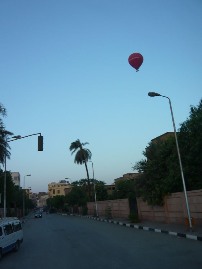 早朝、ホテルを出発して護衛隊の集合場所へ。途中、観光用を気球を見かけました。