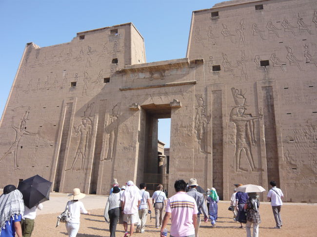 １時間半ほどでホルス神殿へ到着。門の大きさに驚きでした！！
