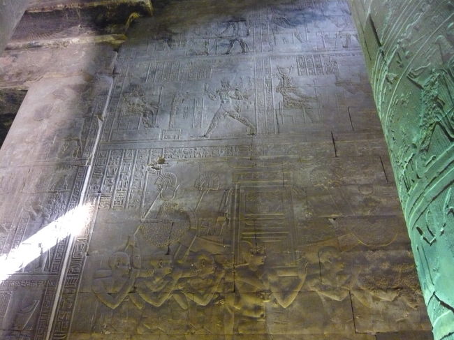 ここは屋根が残っているため、とっても蒸し暑かったです。中は薄暗いため、このようにライトアップされている場所もありました。