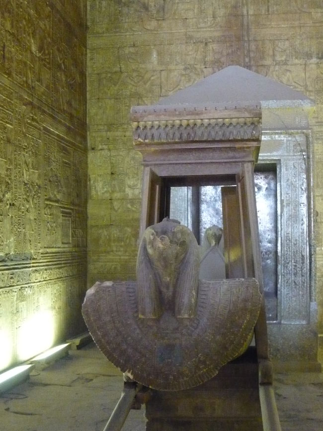 至聖所にある船。