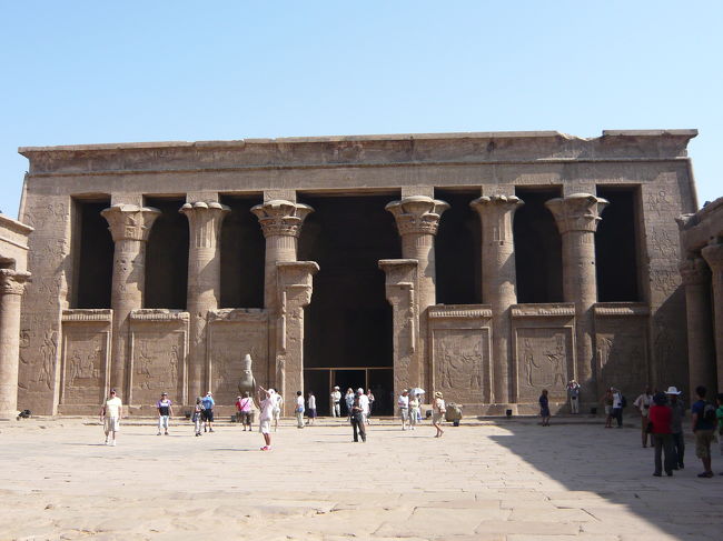 中庭を抜け、いよいよ神殿内へ。