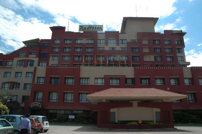 宿泊したカトマンズ・ラディソンホテル。<br />「地球の歩き方」によると、五つ星ホテルになっているようです。とはいってもここはネパール、そんなに贅沢な造りのホテルではありません。ちょっと市内からは離れていますが、喧騒と排気ガスから遠ざかっていてかえって良いかも。