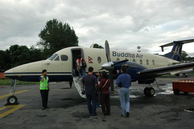 翌朝、エベレストを見る「マウンテンフライト」に参加。昼になると雲がかかって見えにくくなるため、早朝のフライトになります。なんと5時に起こされ、ホテルに5時半に迎えにきます。<br />マウンテンフライトは、4社が運行していますが、我々が乗ったのは、その名も「ブッタエアー」。どうか落ちませんように、南無阿弥陀仏・・・・。<br />すべてのシートが窓側にある19人乗りの飛行機で、遊覧飛行なのに、ちゃんとフライトアテンダントがいます。<br />