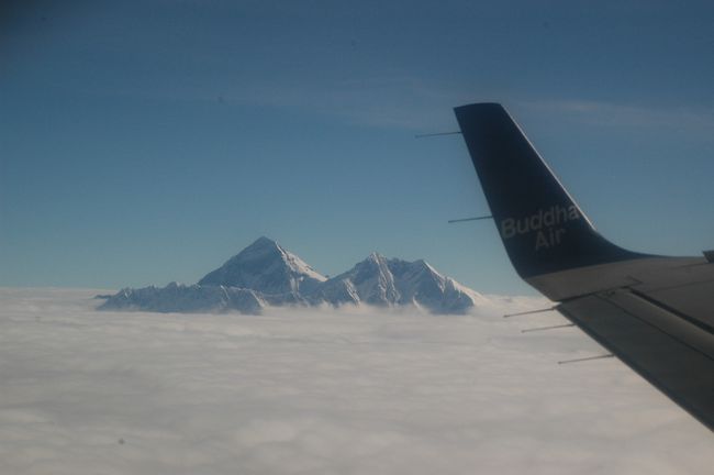 離陸して20分ほどすると、窓の外にはヒマラヤの山並みが見えてきました。窓越しなので写真だとイマイチはっきり写らないですが、肉眼ではもっときれいに見えます。あれが世界最高峰エベレストの山頂です！！