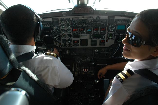 水平飛行にはいって、エベレストが間近に見えるようになると、フライトアテンダントが「こっちにおいで」と手招きしてくれます。なんと、コックピットに一人ずつ呼んでくれるのです。やっぱりコックピットは窓も大きくてきれいだし一番の特等席。<br />それにパイロットは超美人の女性パイロット！<br />サングラス取ってくれないかなぁ（笑）。<br />おっと、それどころじゃなかった・・・。<br />コックピットは一人1分しか入れないのです。<br />山を見なくちゃ。いやー、眼の前にあるのが地球のテッペンかと思うと鳥肌が立ちます！迫力満点だあ〜〜〜！