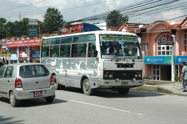 マウンテンフライトが終わってホテルに帰ってもまだ、9時です。天気も良かったので街を散策。<br />ホテルからちょっと歩いて、タメルという旅行者向けのホテルが多く立ち並ぶ地区にきました。<br />カトマンズは鉄道がないので、住民の足はクルマかバイク。バスは、大きさと料金で3つに種類に分かれていて、旅行者にはわかりにくいです。このバスは7ルピー（10円くらい）で乗れますが、中はぎゅうぎゅう詰めで、とても乗る気にはなれません。このバスのほかに、マイクロバスや、テンプーと呼ばれる三輪自動車もあります。それにリクシャーと言われる観光用の人力車もあり。