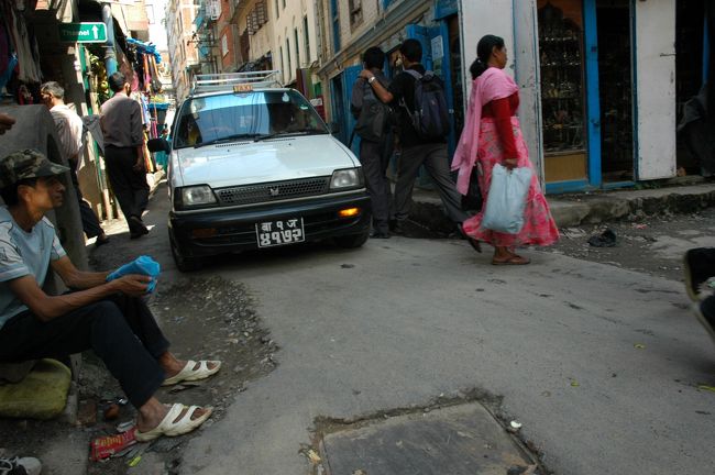 観光用にはタクシーが一番です。カトマンズにはタクシーが溢れていてどこにいっても客待ちをするお兄さんが寄ってきます。車種は、そのほとんどがスズキの軽自動車（たぶんアルト）です。料金も初乗りで8ルピー（15円くらい）でメーター加算方式ですが、100ルピー（150円！？）も払えばどこにでも行ける感じです。<br />街中は、道路が入り組んでいて、ヒトも多いですが、タクシーはクラクションを鳴らしながら構わず走っています。