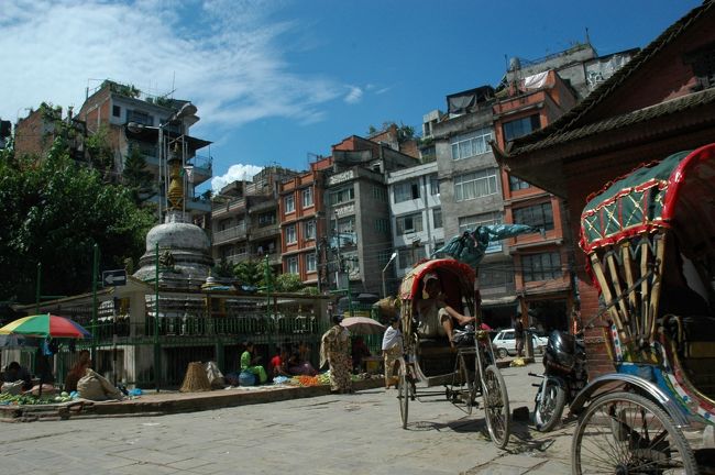 タメル地区のほぼ真ん中にあるタヒティチョークといわれる交差点です。カトマンズでは、街のいたるところに、ストゥーパと呼ばれる仏塔が建っています。