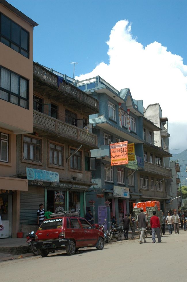 よく晴れた青空に真っ白な雲がきれいです。<br />カトマンズは、すでに標高1,300mもあるので、ちょっとした高原です。日中は30度になりますが、乾いた涼しい風が吹いています。