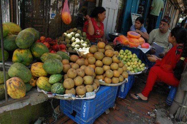 街には果物屋さんがよく店を出しています。<br />といっても、南国のような雰囲気とはちょっと違っていて、カラフルなフルーツが色とりどり・・ではありません。リンゴとバナナ、ナシのほかに赤い小さな実がぎっしり詰まったちょっと酸っぱい果物とウリが何種類かあるくらいです。フルーツに限らず、食べ物が豊富にある街ではありません。スーパーマーケットもないし、首都のしかも中心地ですが、食生活はかなり厳しいようです。