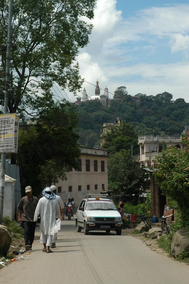 街の中心部から2kmほど西の丘にある「スワヤンプナート寺院」を目指しました。タクシーを拾おうか迷った末、歩くことに。カトマンズは、そんなに広い街ではなく、観光に限ってはほぼ2km四方に集約されています。<br />それに、こういう街は歩いて、匂いや空気を肌で感じながら歩くのが一番です。<br />ちょっと歩いたら、もうスワヤンプナートが見えてきました。