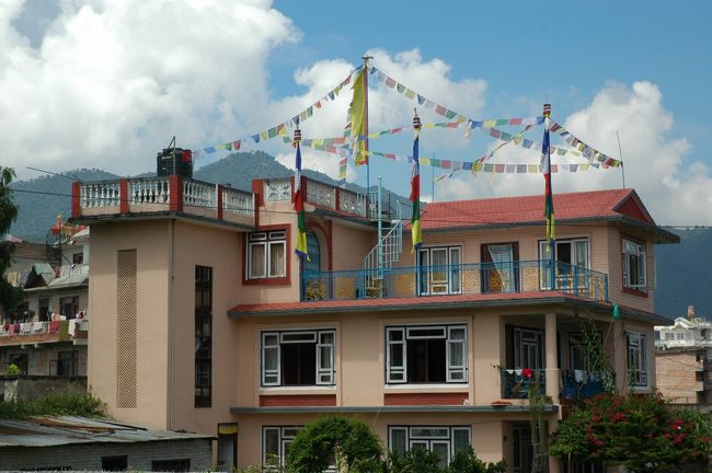 カトマンズの家々には、必ずといっていいほどチベットの祈祷旗「タルチョ」がはためいています。<br />この家は街を見下ろす高台で、タルチョもきれいだし、周りに比べて、かなり豪勢なお屋敷のように見えます。