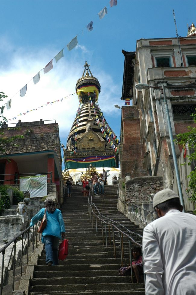 街の中心から歩き続けて30分、ようやく寺院の入り口までたどり着きました。日ごろの運動不足がたたって、結構足が痛くなったけど、追い討ちをかけるように、急な上り階段が待ち受けていた！数える気にもならない段数です。<br /><br />この写真は登って半分くらい行ったところから見上げていますが、カラダ中の水分が抜けたかと思うくらい汗だく(-_-;)<br />