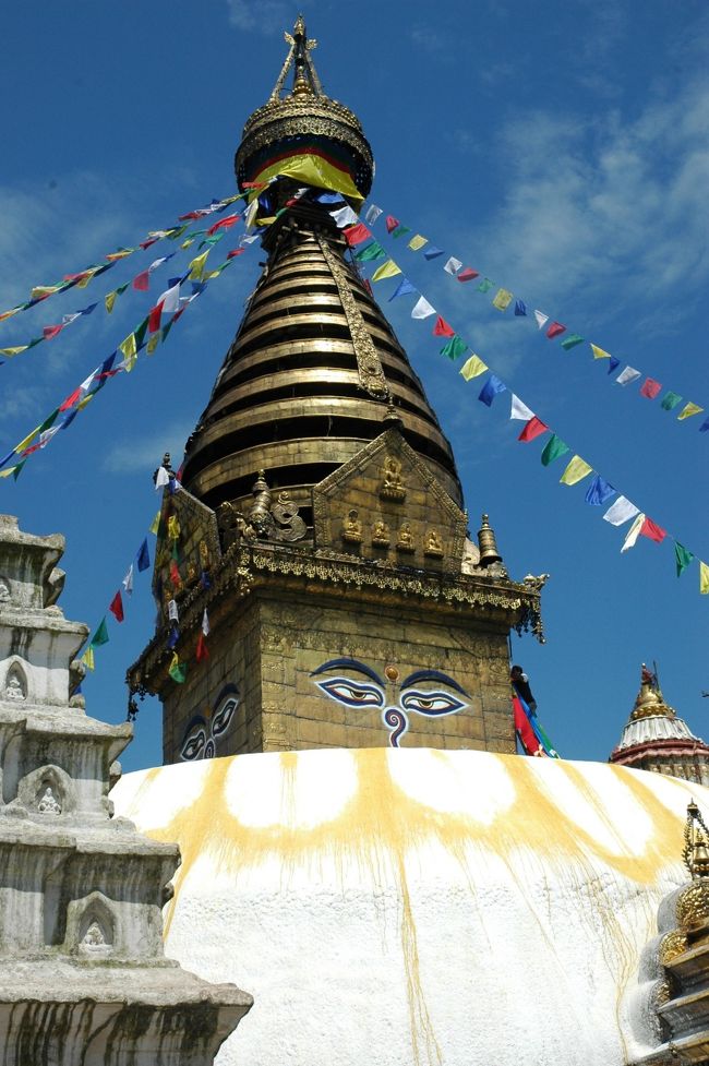 丘の上にたどり着くとそこは、ヒマラヤ最古の寺院「スワヤンプナート」。仏塔ストゥーパの四方には、ブッタの知恵の目が描かれ、いつも世界を見つめています。