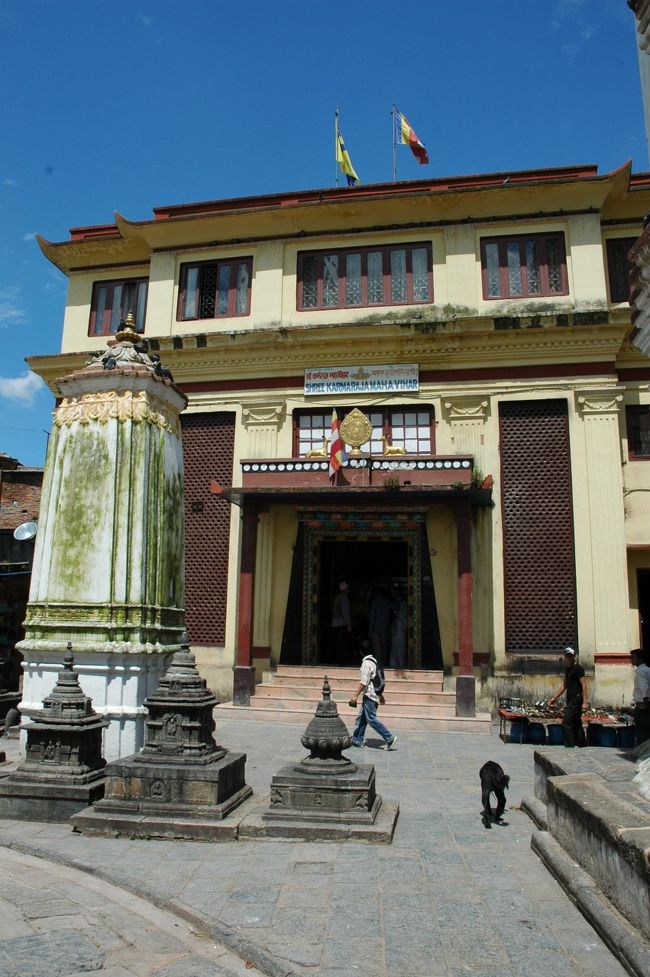 こちらは、チベット仏教カギュ派の僧院。<br />ネパールは30以上の民族が住み、その宗教は多岐にわたっていて、星の数ほどあるそうです。ヒトの数より神様のほうが多いとは・・・ホントなんですかね。