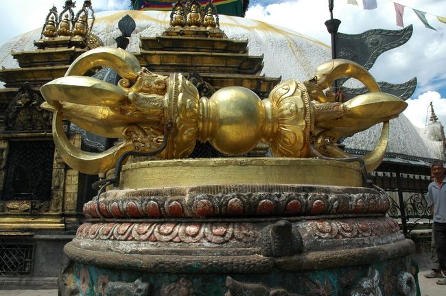 ストゥーパの正面に置かれた巨大な金の杵「ドルジェ」。無明を打ち砕く雷という意味で、密教の法具なそうです。