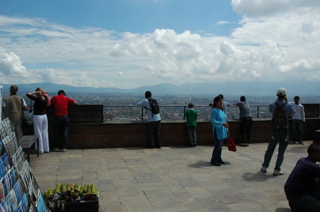 丘の上には展望台も設けられていて、カトマンズ盆地の地形が良くわかります。