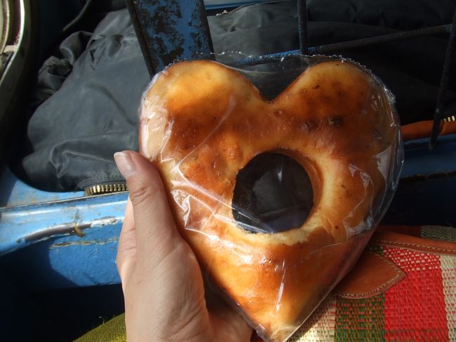 タクシーブルースは、きっぷ売り場できっぷを買うようになっていて、タナ→ムラマンガ5,000Ar（約2時間）、ムラマンガ→ペリネ2,000Ar（約30分）。<br />満員になったら出発らしく、30分ほど待った後に出発。<br />噂に聞いたようなぎゅうぎゅう詰めや立ち乗りはなく、快適。運転手さんも比較的安全運転の人に当たったらしく特に怖い思いをすることもなし。ただしエアコンはなく、座席は小柄なマダガスカル人に合わせて作られています。体格のいい人には厳しいかも。<br />さて、タクシーブルースは予定通り2時間でムラマンガに到着。チケット売り場でアンダシベ行きのバス乗り場を尋ねると「Non,Tomorrow」といわれる。ガイドブックには数時間に一度と書いてあるんだけどなと思いつつ、仕方なくタクシーを探そうと少し歩くと、もうひとつチケット売り場を発見。一応アンダシベ行きのバス乗り場を尋ねると、「あの白い車がもうすぐ出る」って教えてくれた。<br />さっきのTomorrowはなんだったの！？<br />ちょっと人間不信になりながらきっぷを買っていたら、人が集まりだした。私たちが何かしゃべるたびに、誰かが口真似して大爆笑。きっぷに名前を書いたらそれを読んでまだ大爆笑。荷物を持っていこうとしたお兄さんがいたので「Non」といって止めたらまたもや大爆笑。お兄さんはタクシーブルースの人で、荷物を屋根に積んでくれようとしていたのでした。<br />おなかがすいたのでここでかわいい形のパン（写真）を購入。なぜかここでも周りが大爆笑。もしかして、値段吹っかけた！？いくらだったかは…メモをなくしてしまい不明。味はマドレーヌっぽく、おいしい。<br />物価の高いノシベからきたため、相場感がつかめない。<br />ノシベの商店で買ったミネラルウォーター（500ml）1500Arに対し、タナのタクシーブルース乗り場で買ったミネラルウォーター+ビスケット1袋（150gぐらい）は、計800Ar、新聞L'express de Madagascarは300Ar。<br />ここでも30分ぐらい待って座席がいっぱいになったところで出発。30分ほどで、宿泊予定のホテルFeon'ny Alaの前に到着。<br />お兄さんが男前だったのと、運転手さん（お兄さんとは別にいる）が安全運転だったので、帰りも同じ車に乗りたかったのだけど、明日は朝6時半にホテル前発だという。それでは保護区に入らずに帰ることになってしまうので泣く泣くあきらめたのでした。<br />もっとも、（たぶん）満員になったら出発なので6時半に来る保証はどこにもなかったのです。<br />