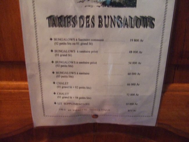 ホテルFeon'ny Alaの料金表。<br />ペリネ自然保護区に面したバンガローで、朝インドリの鳴き声が聞けると評判だったためどうしても泊まりたかったホテル。<br />1週間前に電話で予約したときはほぼ満室で、66,000Arの家族用Chaletしか残っていなかった。<br />ほんとは2日滞在予定だったけど、空きがなかったので1日に短縮。<br />現時点でメールはないらしく、予約は電話。FAXは、たぶんない。電話にでたマダム（ホテルの従業員にそう呼ばれている）は英語OKでした。<br />バンガローはたくさんあるのだけど、今は観光シーズンらしく、日本人、（たぶん）フランス人、アメリカ人、中国人の団体のほか個人旅行者も結構入っていて、空き部屋は見当たらなかった。<br />もう少し早く予約をしておけばよかった…。<br />