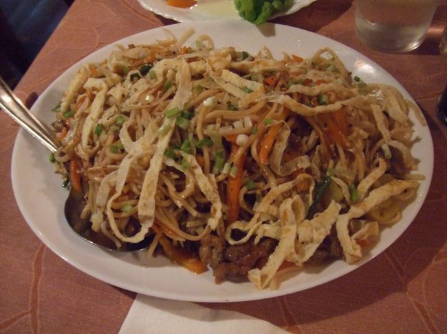 Feon'ny Alaのミサウ。<br />マダガスカル名物、ミサウをいただきました。<br />7000Ar(約500円強）で、一人では少し多すぎる量が来る。牛肉、卵、にんじん、その他野菜入りの焼きうどん？で、味はインドネシアのミーゴレンにそっくりの甘辛い味付。<br />とっても気に入ったので、次の日のお昼も同じものを注文。<br />これ、おすすめです。<br />