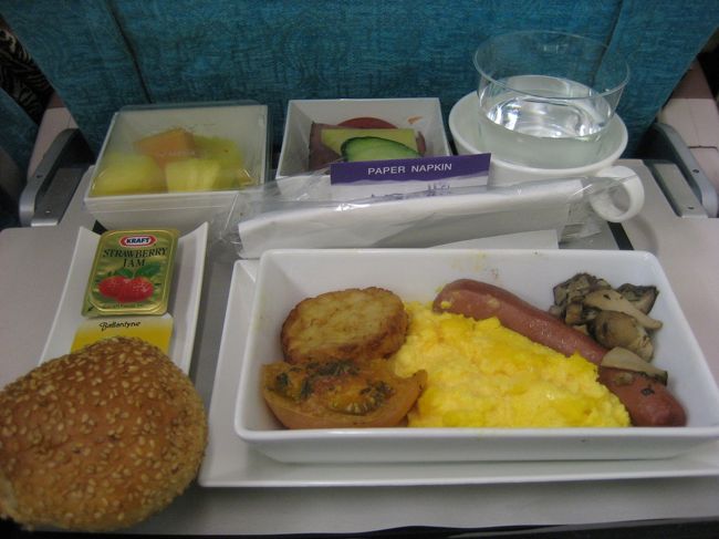 行きのトルコ航空の朝食の機内食です。