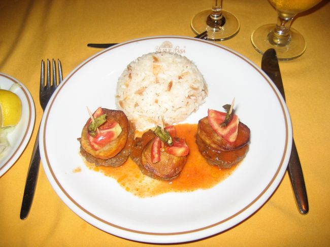 「ハンバーグ？」<br />味は、ハンバーグそのもの。小ぶりです。<br />ごはんは、ぱらっとした外国米。