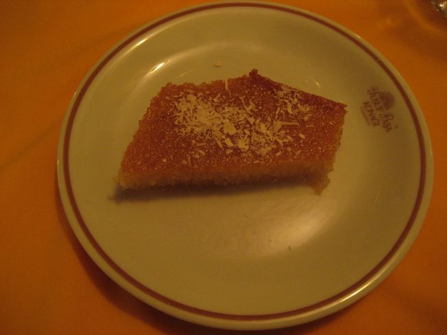 「スポンジケーキの蜂蜜つけ」<br />デザートです。激甘・・。