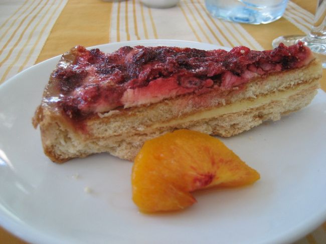 「パイ」<br />ブルベリー、キイイチゴ、ラズベリーのパイ。<br />激甘。一口だけで、もうだめ〜。。