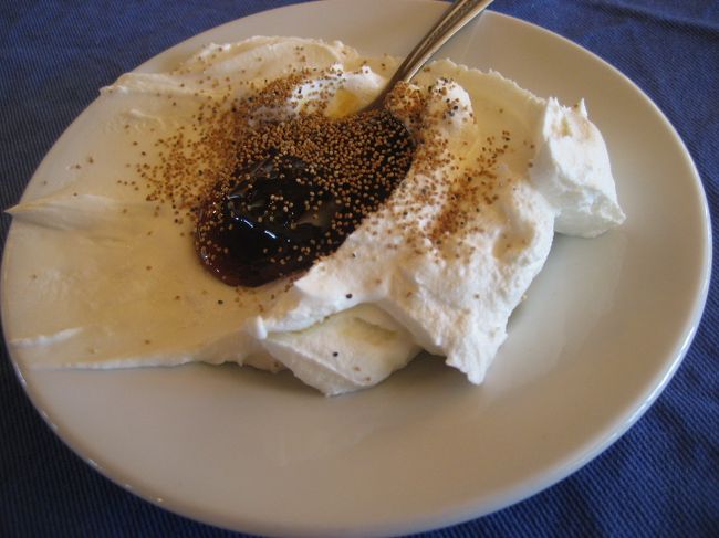 「ヨーグルト・蜂蜜かけ」<br />移動の途中の、道の駅のような場所で食べました。現地ガイドさんお奨め。おいしかったよ〜。<br />ヨーグルトは、トルコ生まれなのです。<br />食み蜜も、濃厚でした。