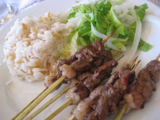 「バーベキュウ」<br />牛肉の串焼きです。黒胡椒味でおいしかった。<br />お米は、いつものお米です。