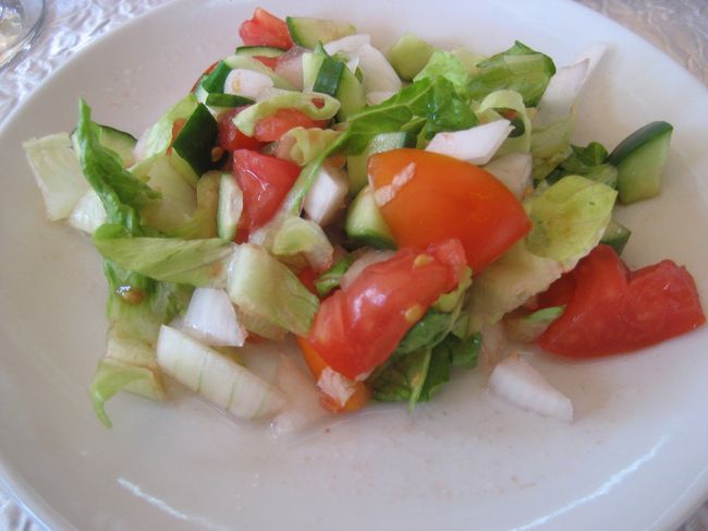 「サラダ」<br />このような、サラダがよく出ます。<br />しかし、「サラダを食べると、あたるかも？？現地の水で、洗っているので・・」ということから、私は、警戒して旅行中いっさい食べませんでした。<br />おかげで、肌はぼろぼろ、目の周りがぴくぴく。ビタミン不足。（サプリメントだけではだめだったよ〜）<br />