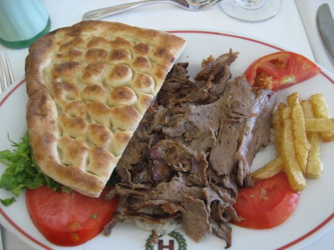 「子羊のケバブ」<br />トルコ伝統的な肉料理。<br />このときは、半分子羊で、あと半分は牛肉でした。<br />塩味。