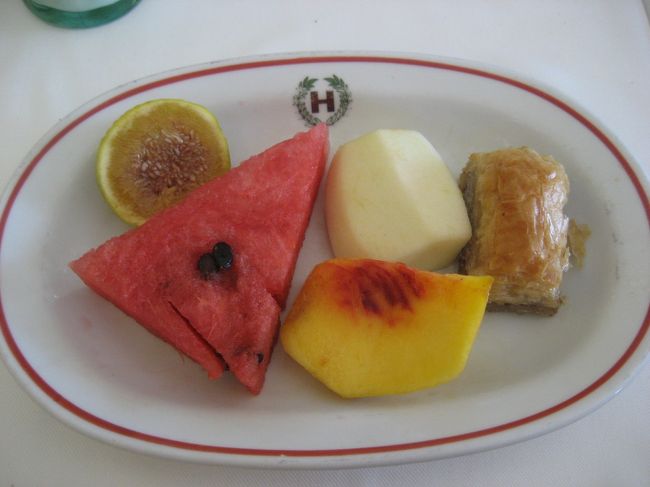 「果物の盛り合わせ」<br />この時期、スイカがかなりとれるようで、いつもデザートの果物といえば、スイカがついてきていました。<br />スイカ、りんご、マンゴーなど