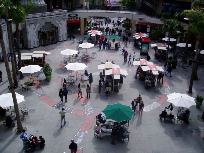 なんか日本のショッピングモールみたい。。<br />まぁ、日本がまねしたのかな。