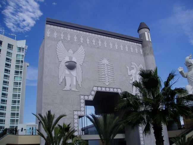 ほとんどの建物にこんな感じで飾りが。