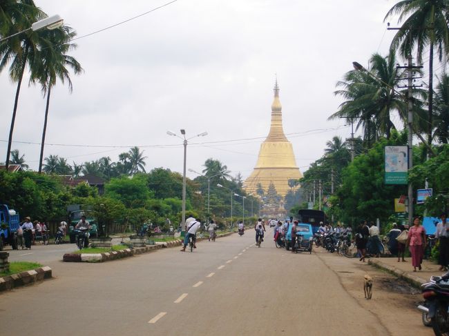 向こうに輝くはシェズィゴン・パゴダ